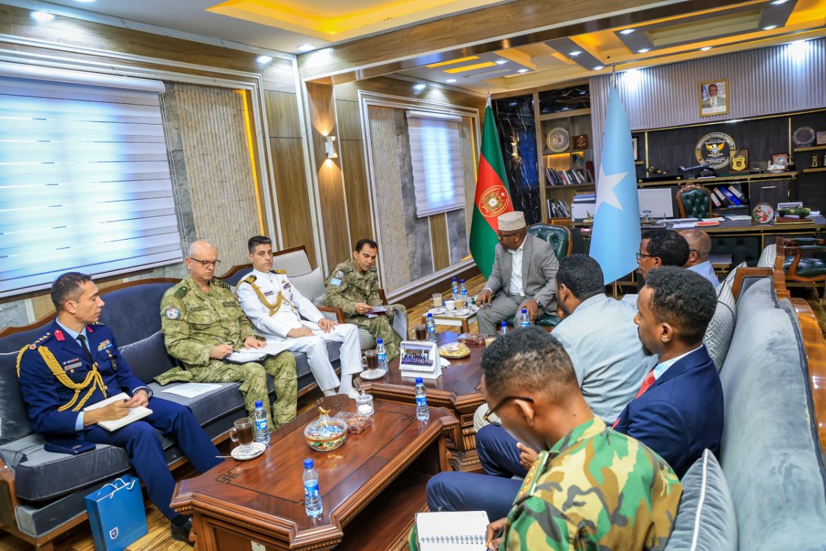Le ministre de la défense somalienne Ahmed Moalim Fiqi, reçoit le commandant de TURKSOM, le major-général Sabahttin Kalkan